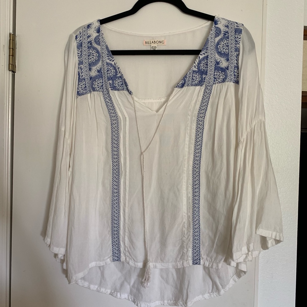 Thin white billabong top blue pattern size M